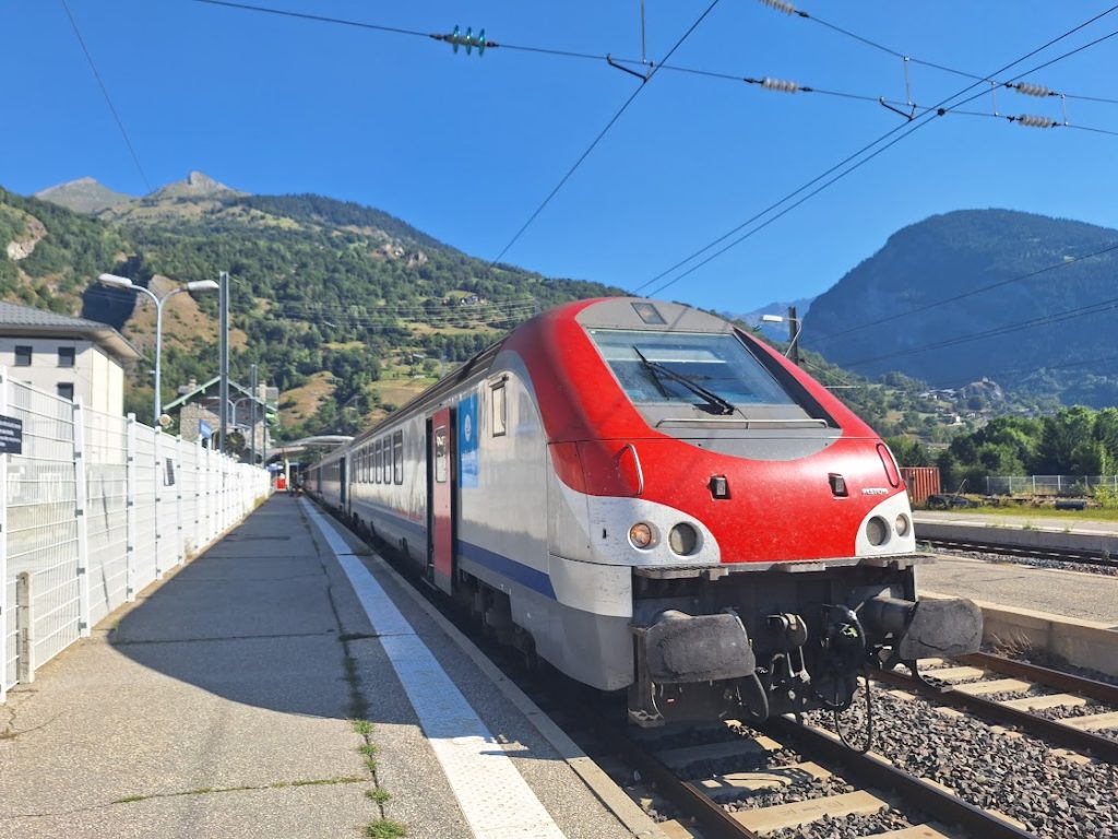 train on platform in bourg st Maurice